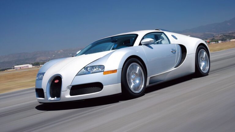 2006 Bugatti Veyron 16.4 front view on trak
