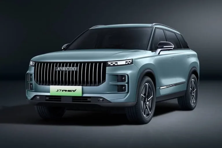 2025 Jaecoo J7 SHS PHEV front view on road