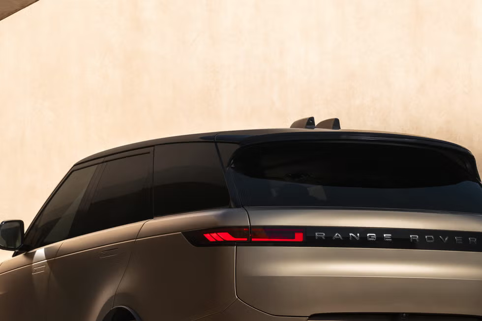 2025 Range Rover Sport SV Review (India) Price, Specs, Performance & Luxury SUV Verdict