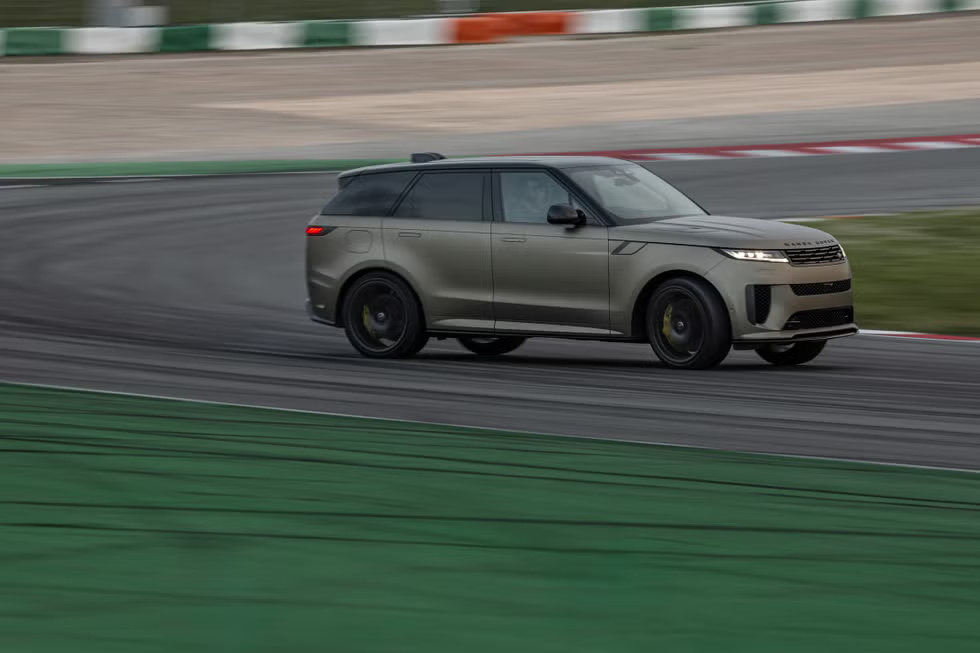 2025 Range Rover Sport SV Review (India) Price, Specs, Performance & Luxury SUV Verdict