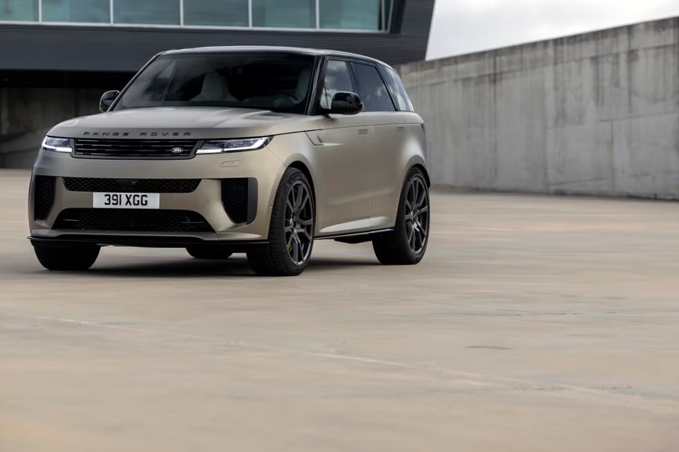 2025 Range Rover Sport SV Review (India) Price, Specs, Performance & Luxury SUV Verdict