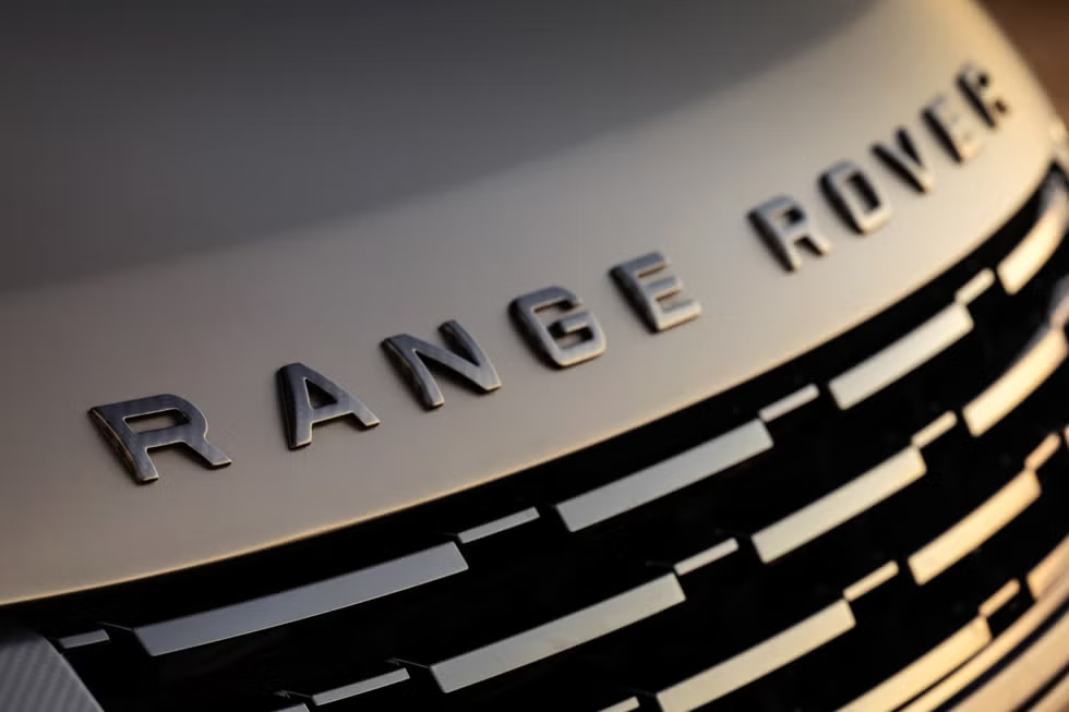 2025 Range Rover Sport SV Review (India) Price, Specs, Performance & Luxury SUV Verdict