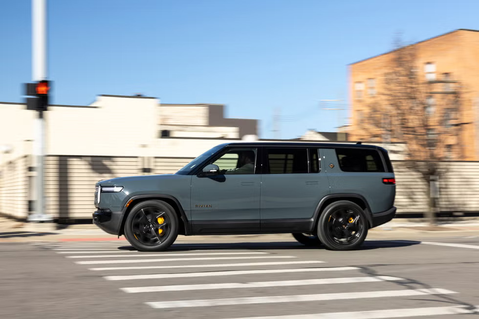 2026 Rivian R1S The Quad-Motor SUV Redefining Electric Off-Road Luxury (17)
