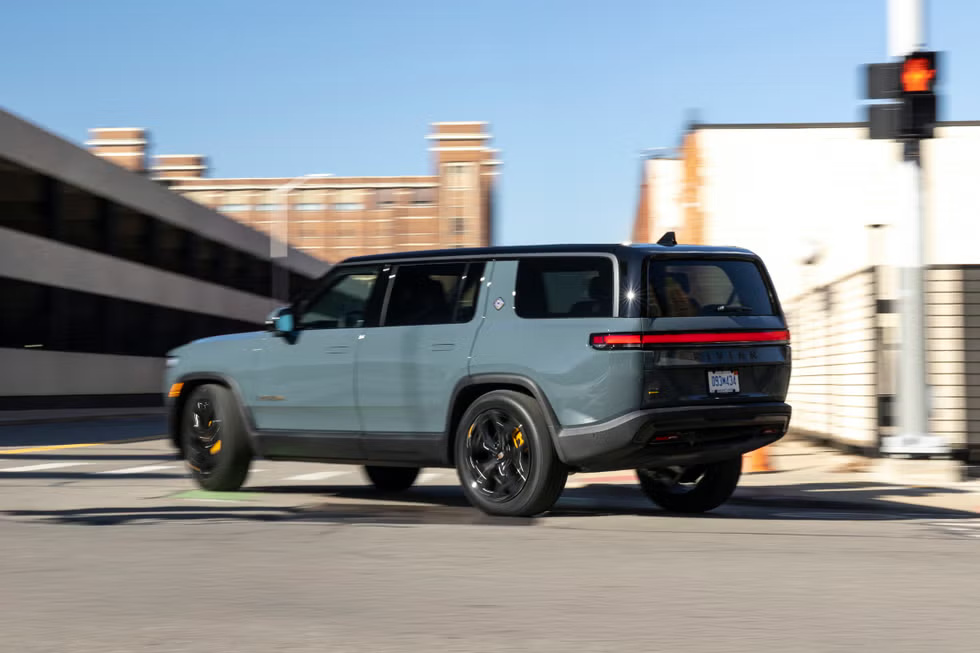 2026 Rivian R1S The Quad-Motor SUV Redefining Electric Off-Road Luxury (17)