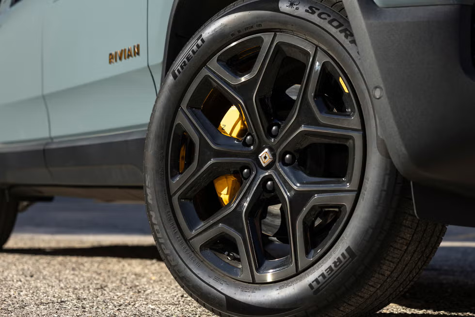 2026 Rivian R1S The Quad-Motor SUV Redefining Electric Off-Road Luxury (17)
