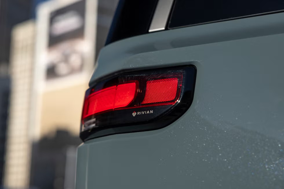 2026 Rivian R1S The Quad-Motor SUV Redefining Electric Off-Road Luxury (17)