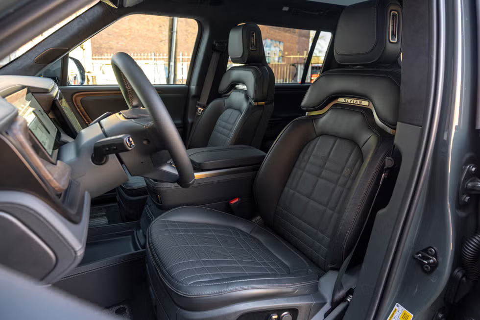 2026 Rivian R1S The Quad-Motor SUV Redefining Electric Off-Road Luxury (17)