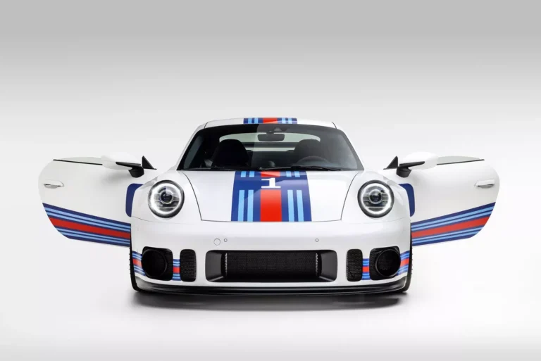 Rezvani RR1 Porsche 911 Martini Racing livery front view (3)