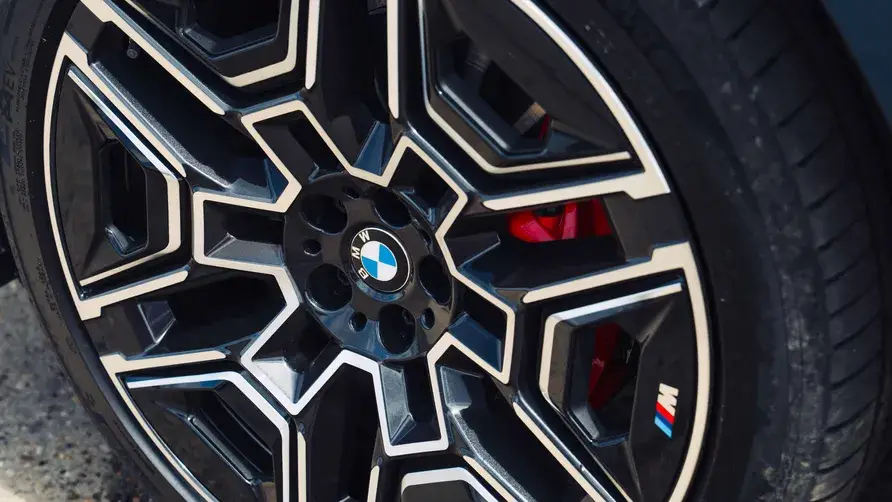 BMW iX vs Polestar 3