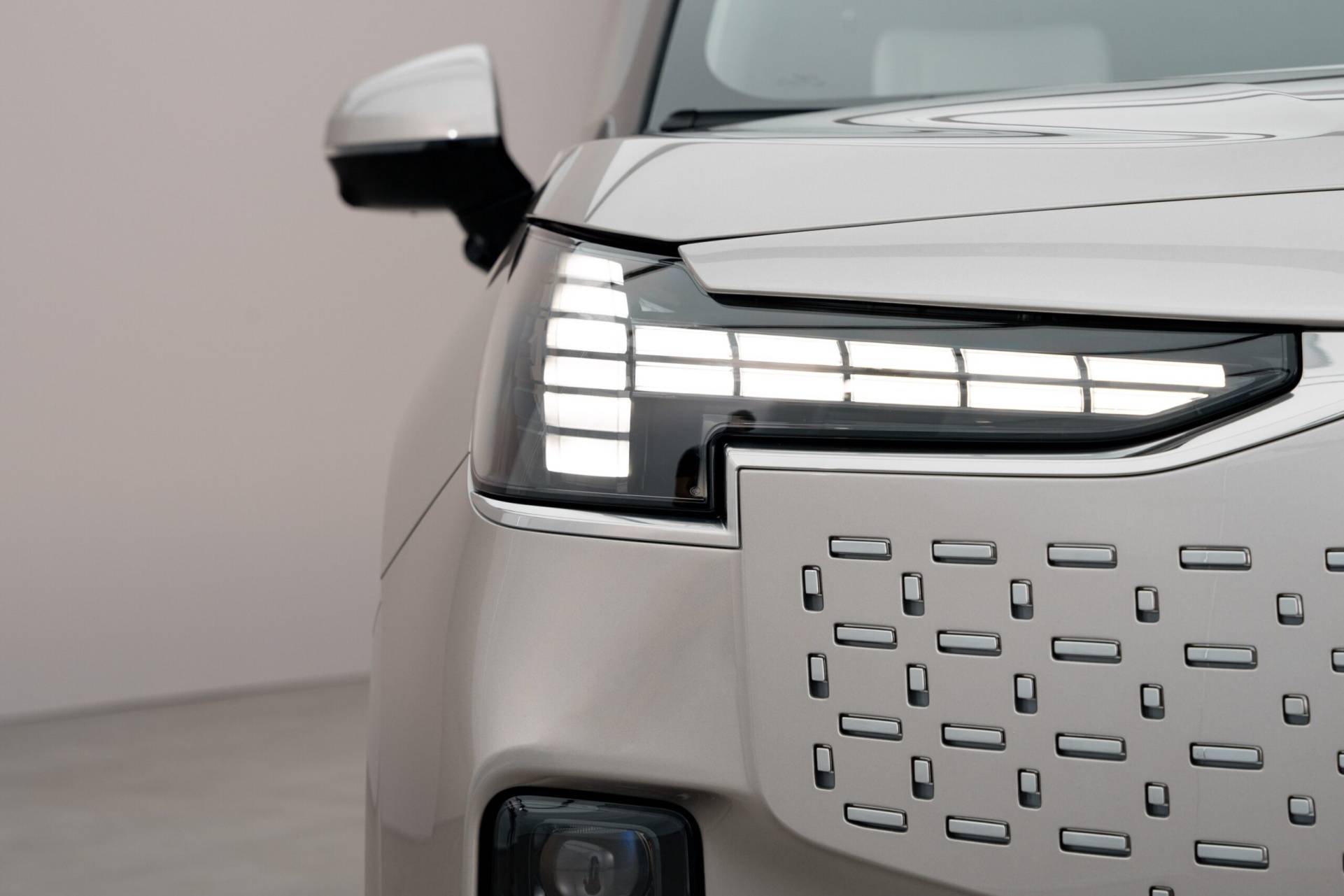 Volvo EM90 Plug-In Hybrid